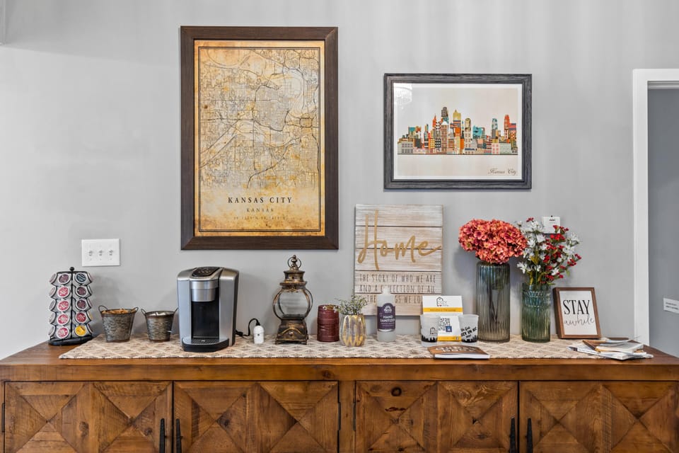 The Lounge’s dining area features an enhanced coffee station and local KC touches—great for fueling up before exploring Crown Center, Union Station, and Downtown.