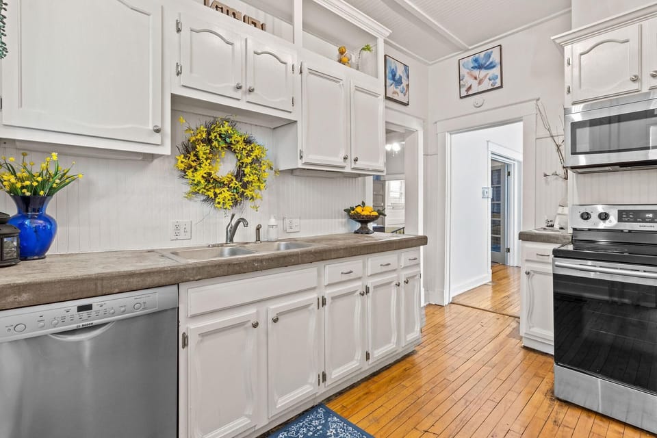 Kitchen: Modern appliances and charming details for culinary adventures await you!