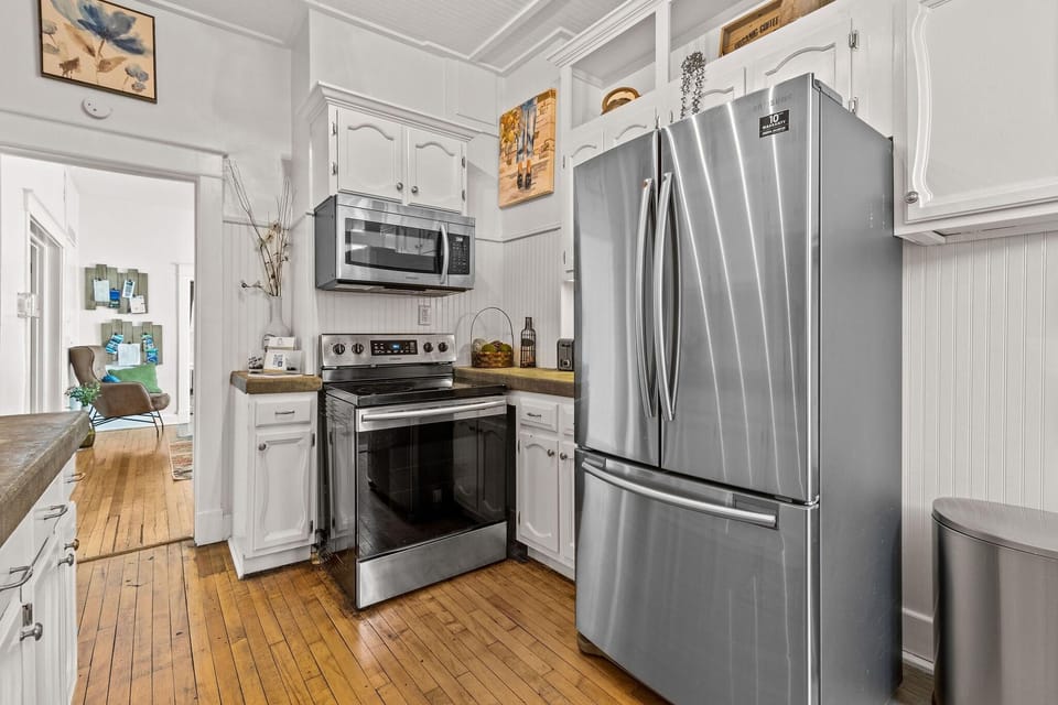 Kitchen: Modern appliances and charming details for culinary adventures await you!