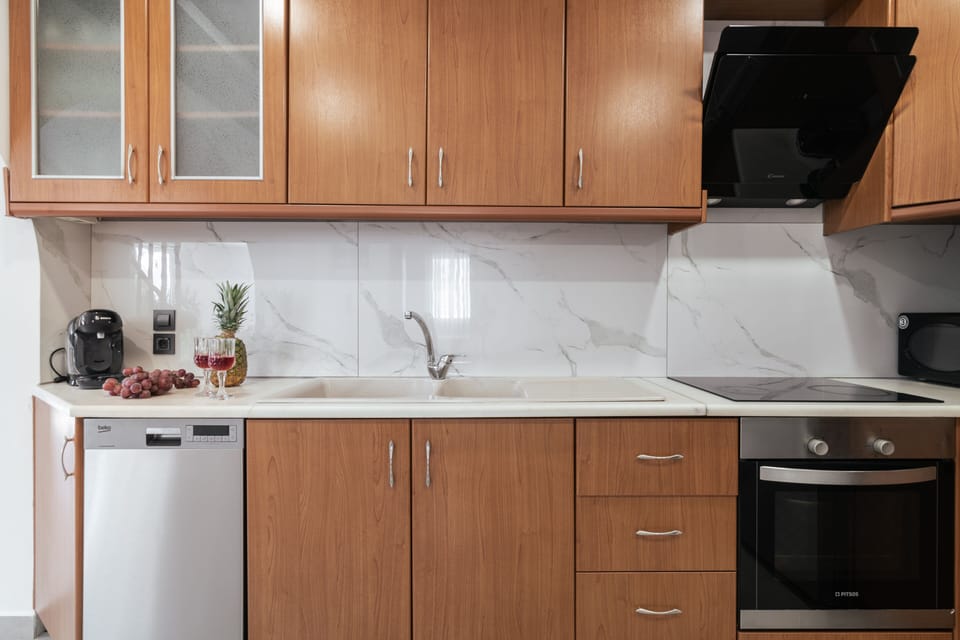 The well-equipped sociable kitchen.