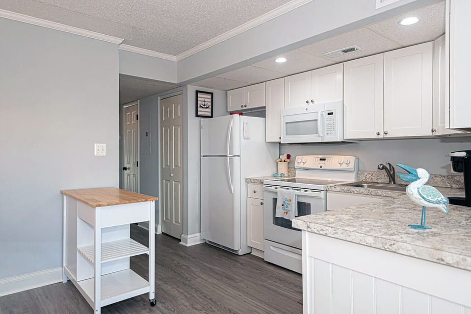 KITCHEN-AREA-SURFSIDE-80-WEST-101