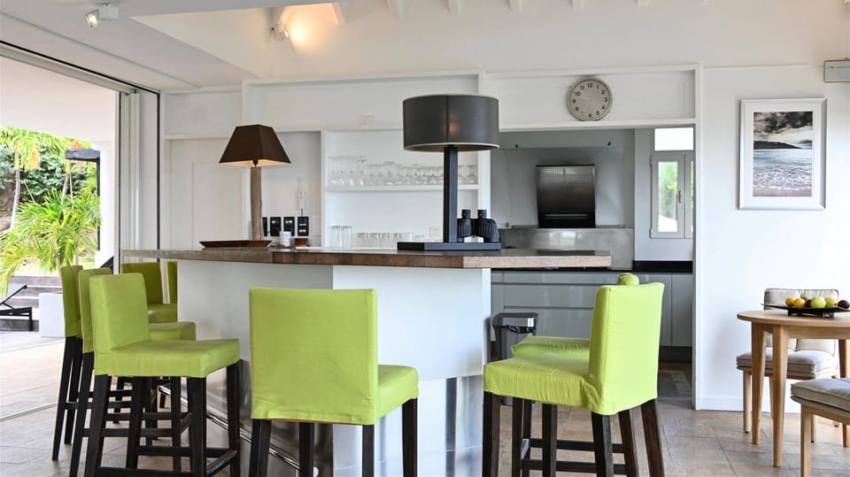Kitchen & Dining Area: Fully equipped kitchen, fridge and freezer with ice machine, cooking range wi