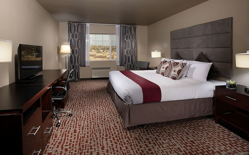 Unit with 1 King size bed. The exact unit will be assigned upon arrival. Views, colors, and decorations may vary.