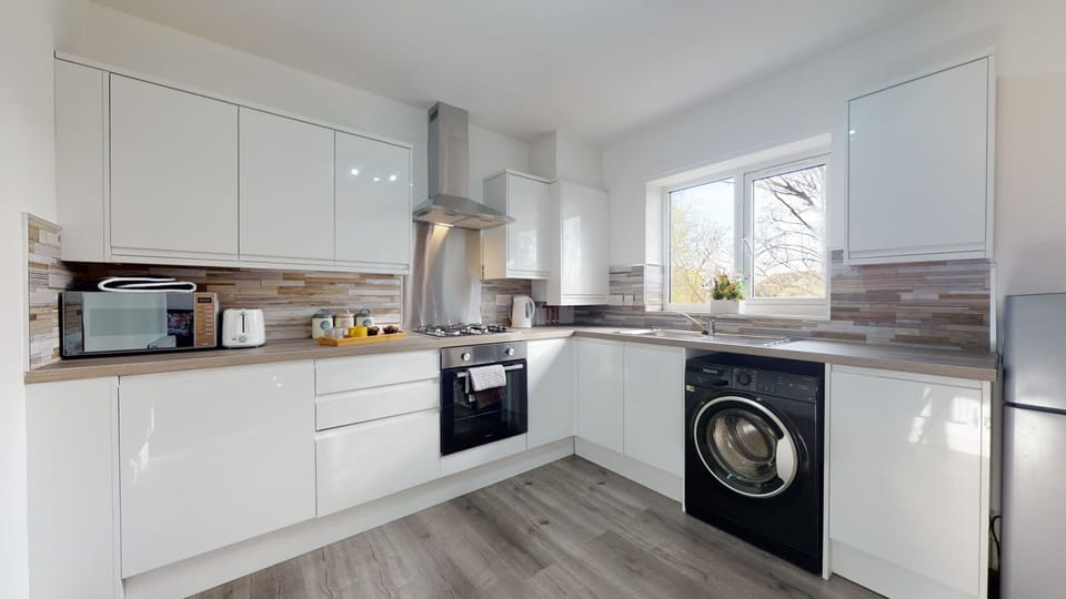 SRK Serviced Accommodation -Modern equipped kitchen to prepare meals and save money