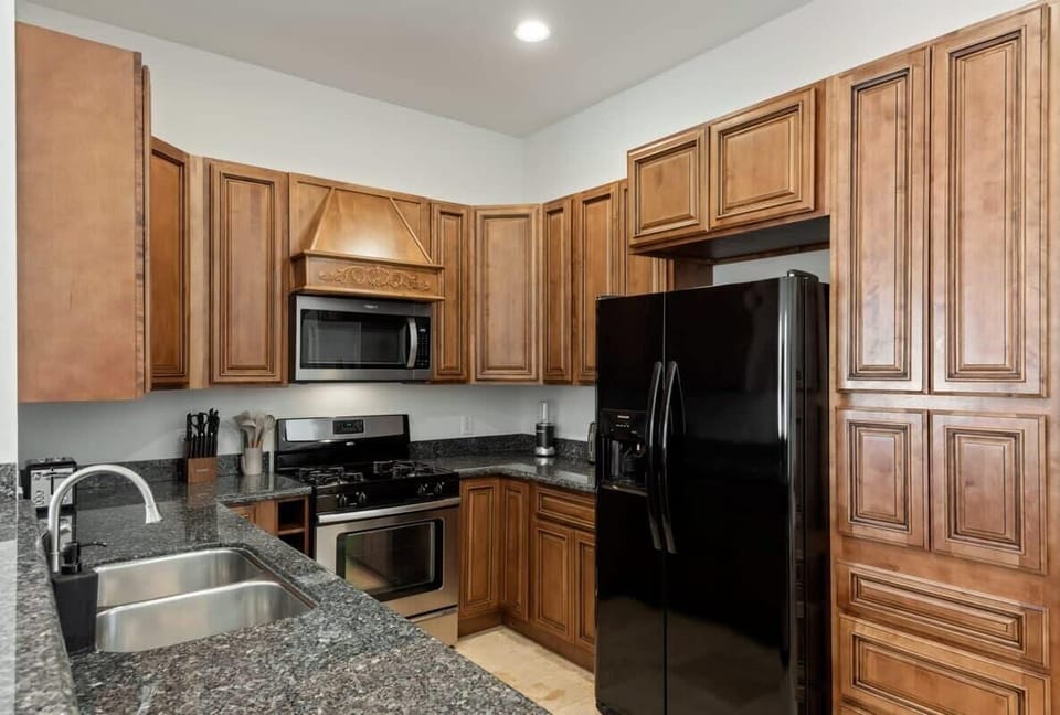 Kitchen w/ full amenities