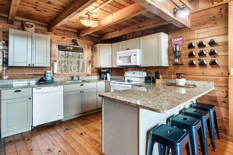 Start your day with coffee and a homemade breakfast in this full equipped kitchen.