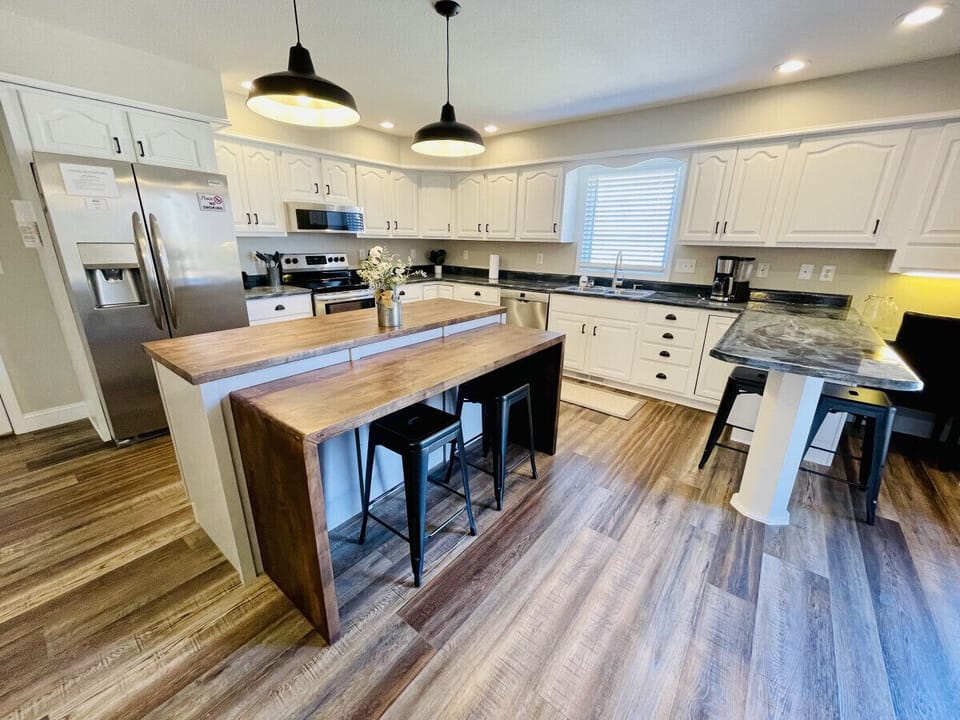 Duplex 1 - Spacious Kitchen with eat in bar