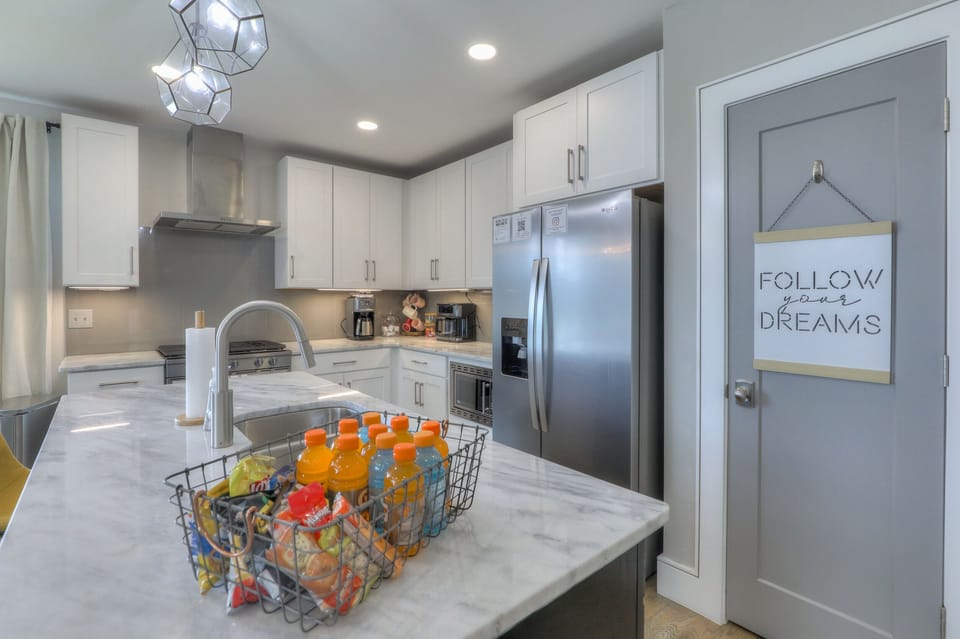 Fully equipped kitchen with stainless appliances – perfect for group meals