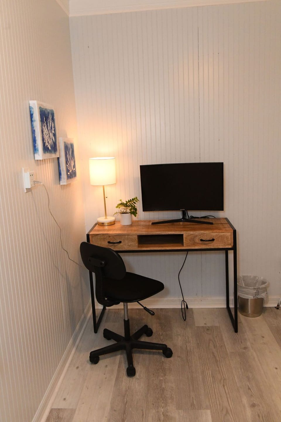 Desk in bonus Queen room