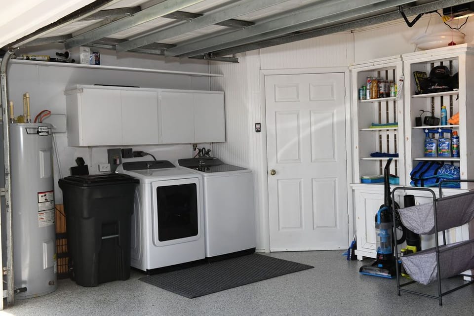 Access to laundry~garbage cans to curb Monday and Thursday pickup