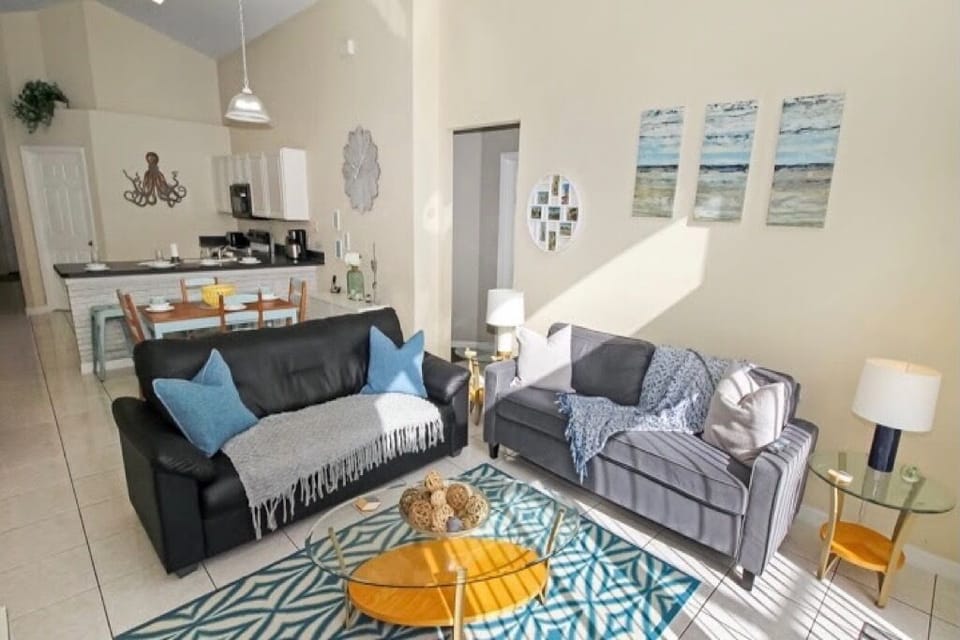 Spacious sitting room, tiled floor