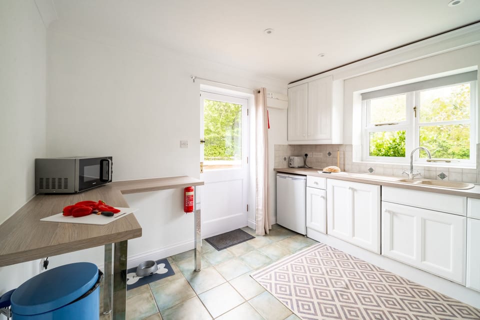 Well-equipped kitchen with access to garden