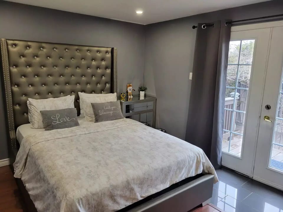 Second Bedroom with queen size bed and beautiful view of backyard with pool. ❤️