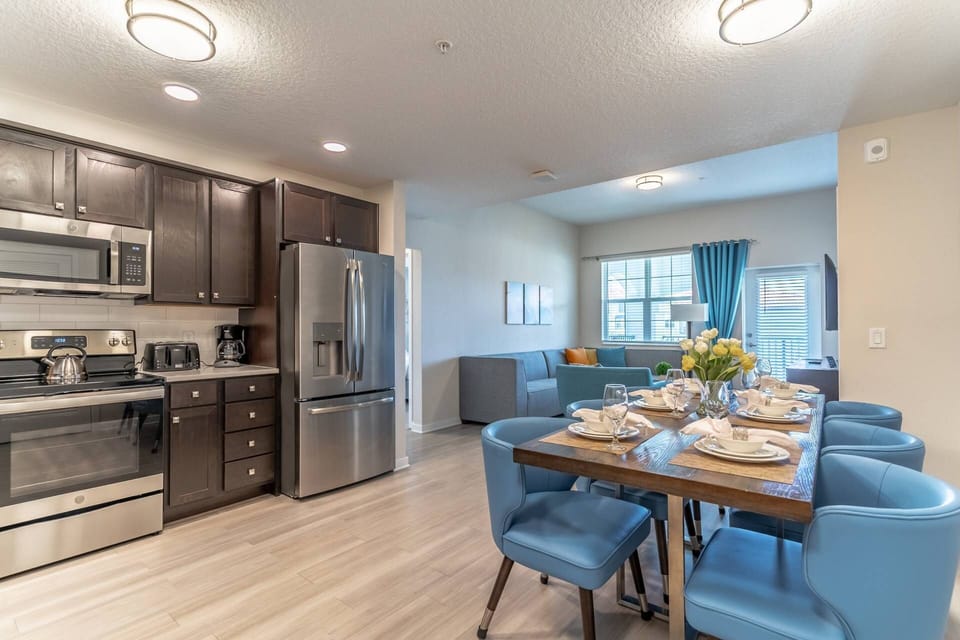 Enjoy Florida Sunshine Anywhere in This Home!