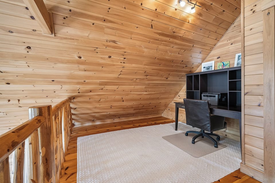 Upper Level Loft with office space