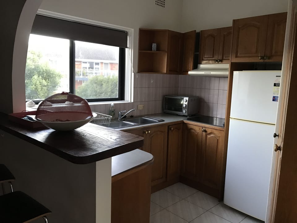 Kitchen and breakfast bar