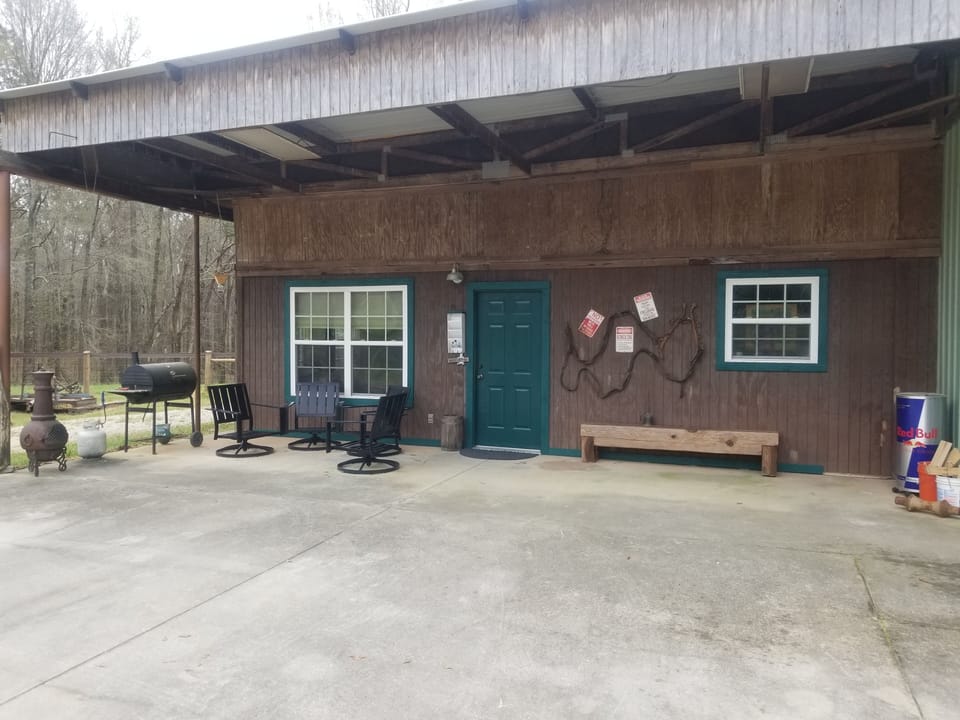 The front of the apartment with lots of free parking area
