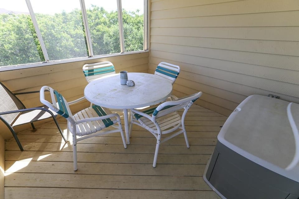Screened in porch