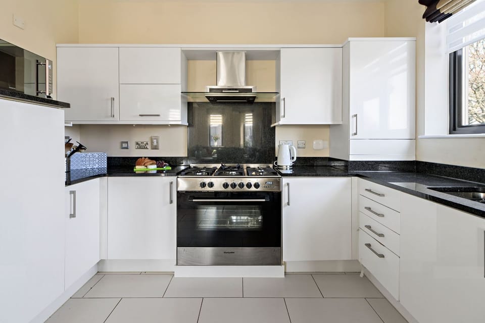 Fully equipped kitchen with electric double oven and integrated fridge-freezer
