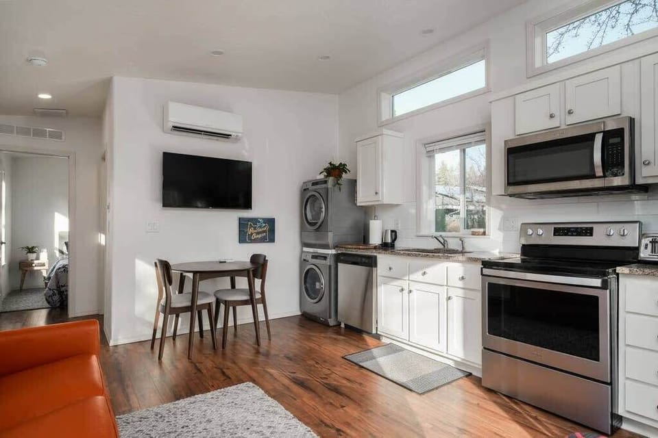 #StayinMyDistrict Raleigh Hills! Serene hideaway in quiet culdesac. Modern kitchen with new stainless appliances, W/D, seating for two and open to living area. Sofa folds out to a Queen sleeper for additional guests. #bookdirect #stayinmydistrict