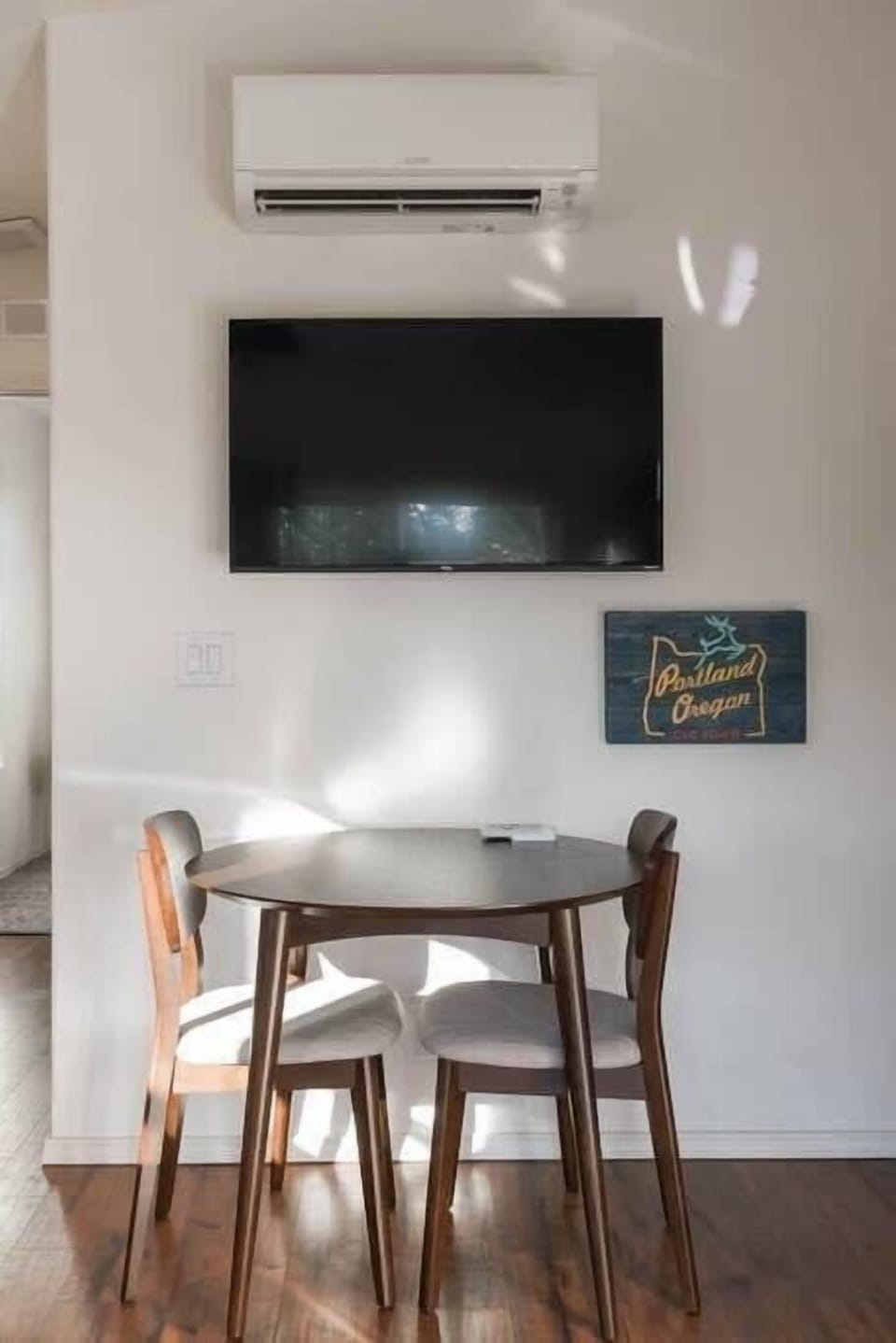 #StayinMyDistrict Raleigh Hills! Serene hideaway in quiet culdesac. Dining table with seating for 2 or a work space for working from home. Smart TV makes for a great night in catching up on your favorite Netflix episode. #bookdirect #stayinmydistrict