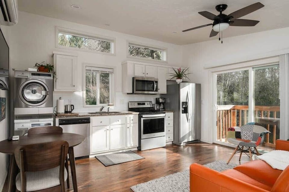 #StayinMyDistrict Raleigh Hills! Serene hideaway in quiet culdesac. Modern kitchen with new stainless appliances, W/D, seating for two and open to living area. Sofa folds out to a Queen sleeper for additional guests. #bookdirect #stayinmydistrict