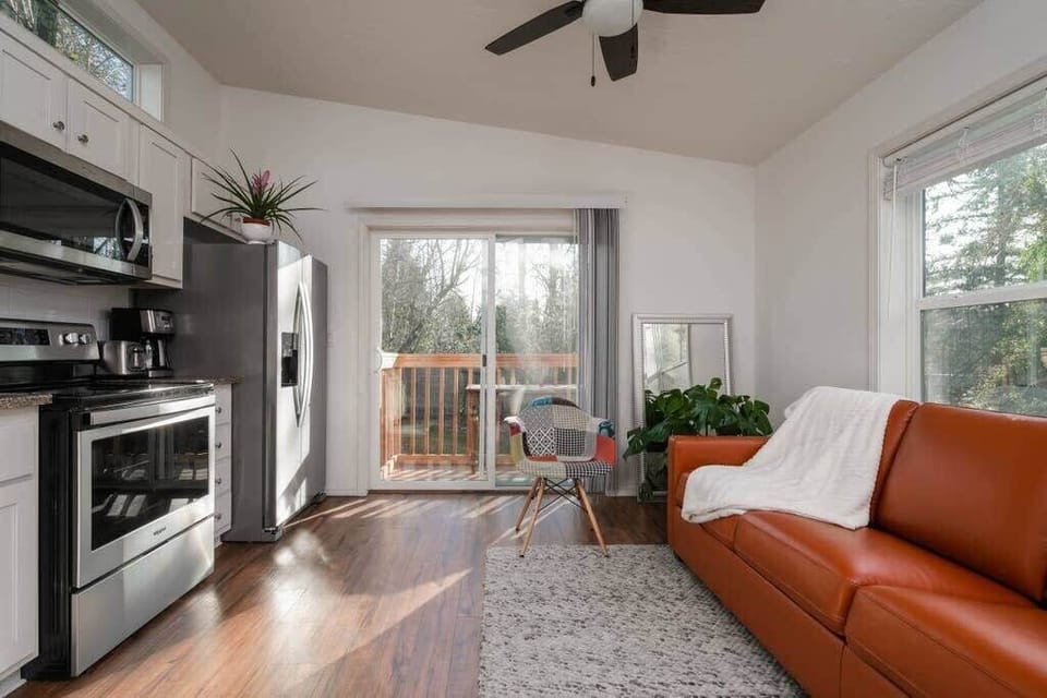 #StayinMyDistrict Raleigh Hills! Serene hideaway in quiet culdesac. Tastefully appointed with all the amenities of home. Plenty of windows let the Sunshine in and allow for garden views of the outdoor space. Conveniently located to shopping & dining!