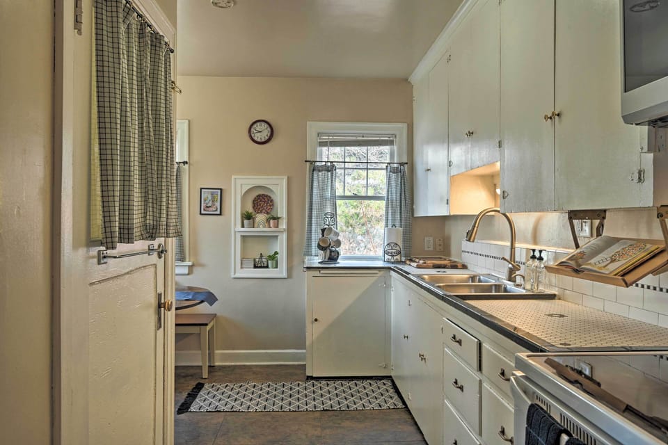 Kitchen | Single-Story Home | Towels & Linens
