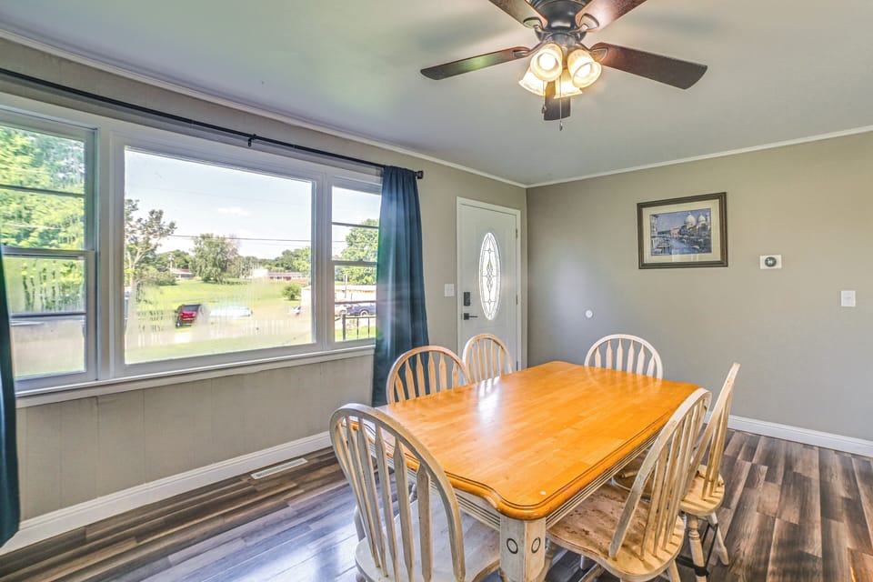 Dining Area | Dishes & Flatware Provided