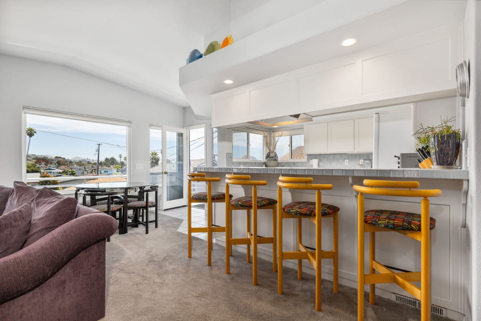 Bar area between kitchen and living room