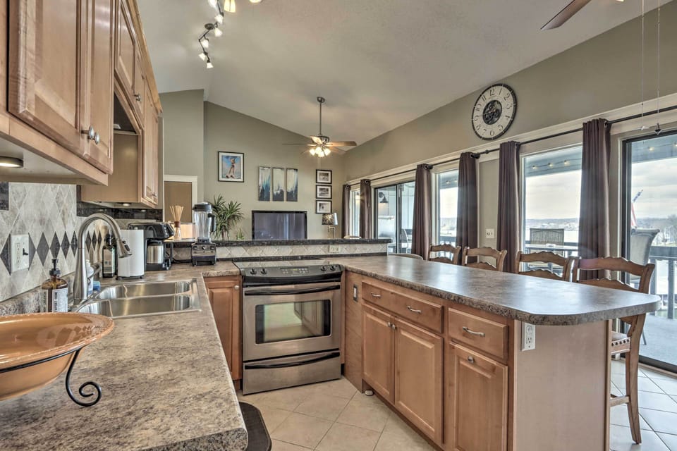 Fully Equipped Kitchen | Trash Bags & Paper Towels Provided