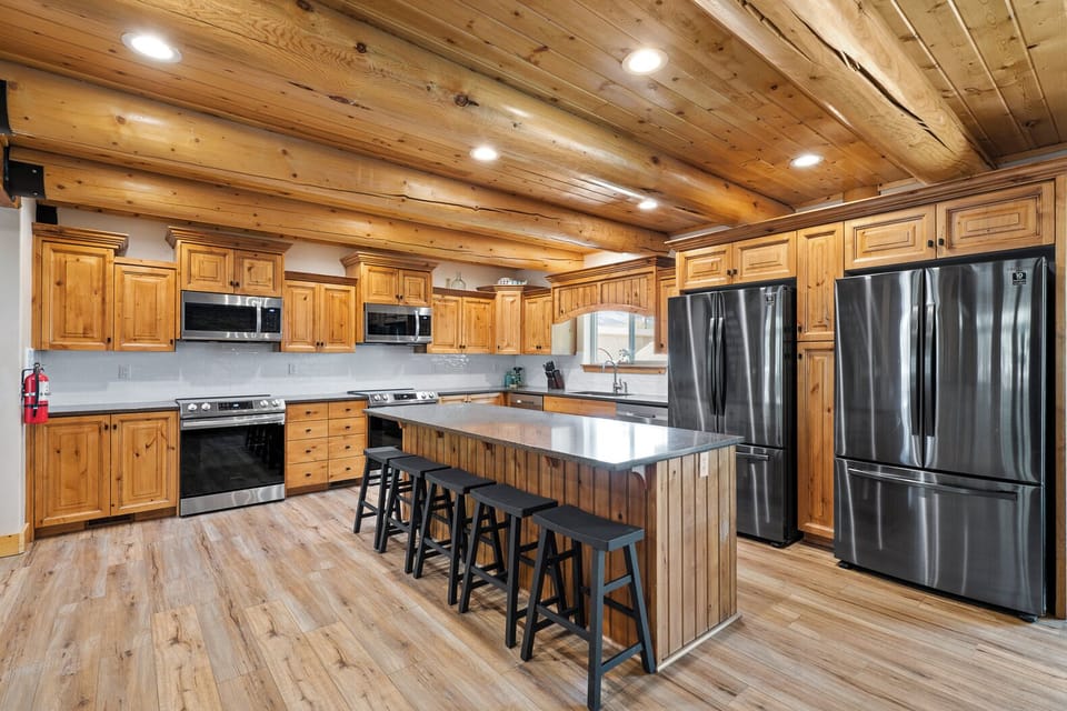 Papa Bear Lodge-Kitchen Bar (seats 5)