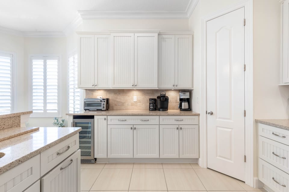 Brew your morning coffee.
Kitchen located on the 2nd floor.
