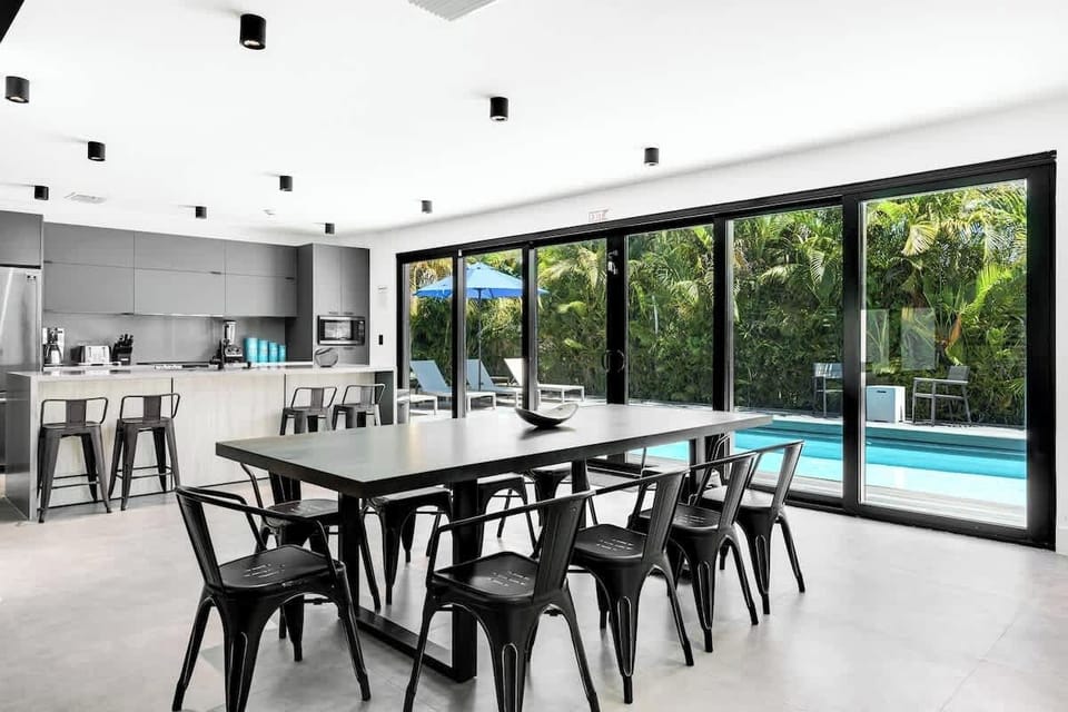 Experience modern luxury in this open-concept vacation rental. Enjoy a fully equipped kitchen, spacious dining, and private pool access. Perfect for families seeking a stylish getaway with seamless indoor-outdoor living! 🏊✨