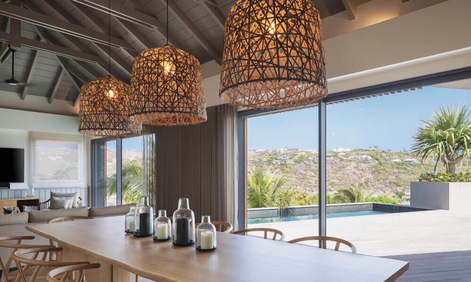 Kitchen & Dining Area: Fully equipped kitchen, air-conditioning, breakfast bar with stools, fridge, 