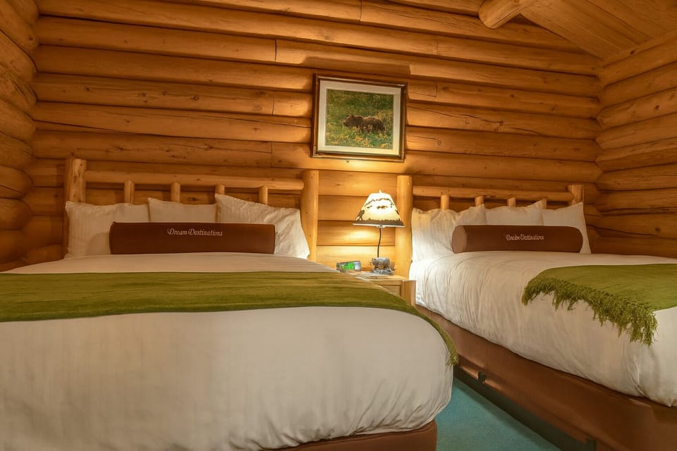 Cottage with 2 Queen beds, sleeper sofa, kitchenette and dining area