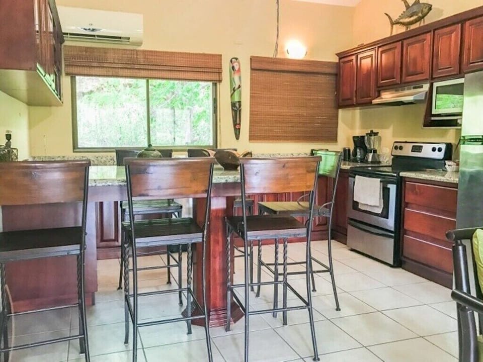 Kitchen island/dining table