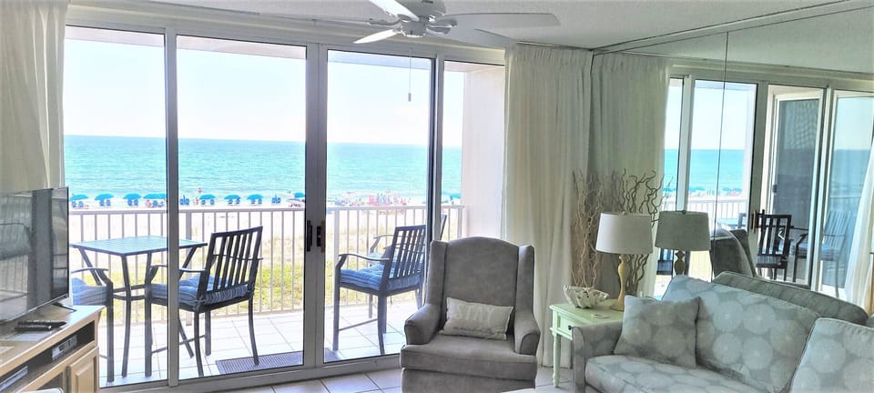 Family Room w Balcony Access!