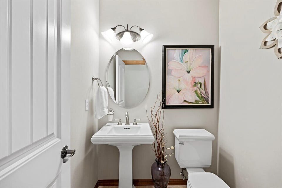 1/2 bath off the livingroom