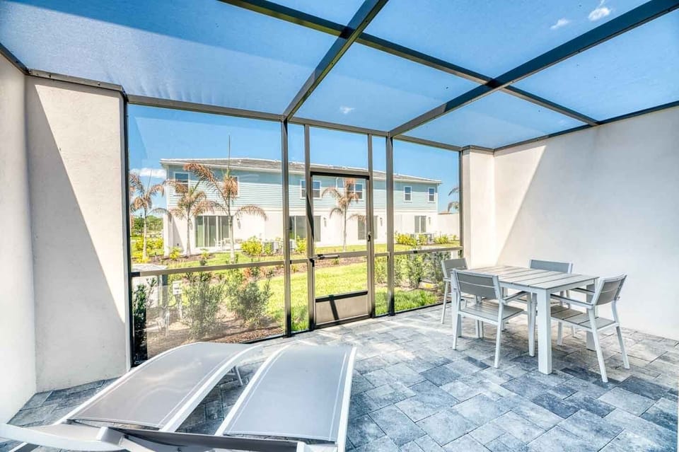 [amenities:screened-in-patio:2] Screened In Patio