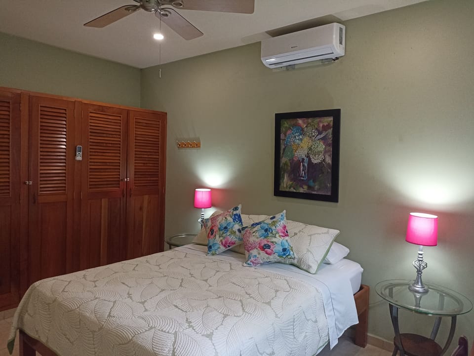 The Flower Room with queen bed | La Habitación Floral con cama queen
