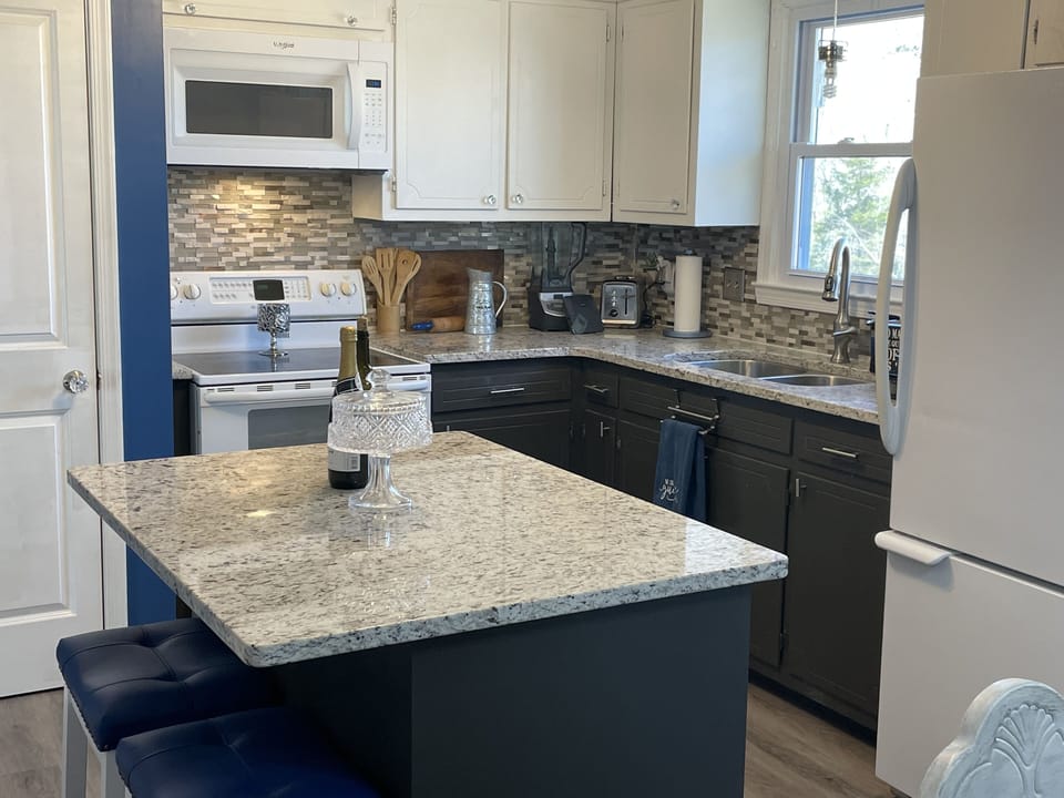 Fully stocked eat-in  kitchen 