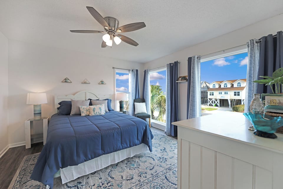 Queen bedroom that shares JackNJill bath with bunk room - perfect for families.