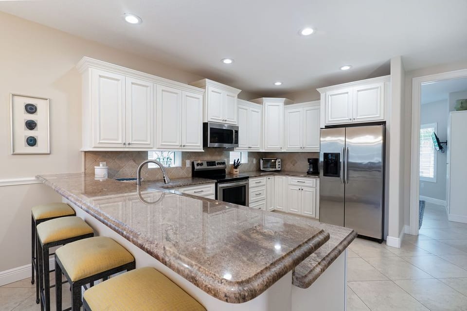 Kitchen with bar