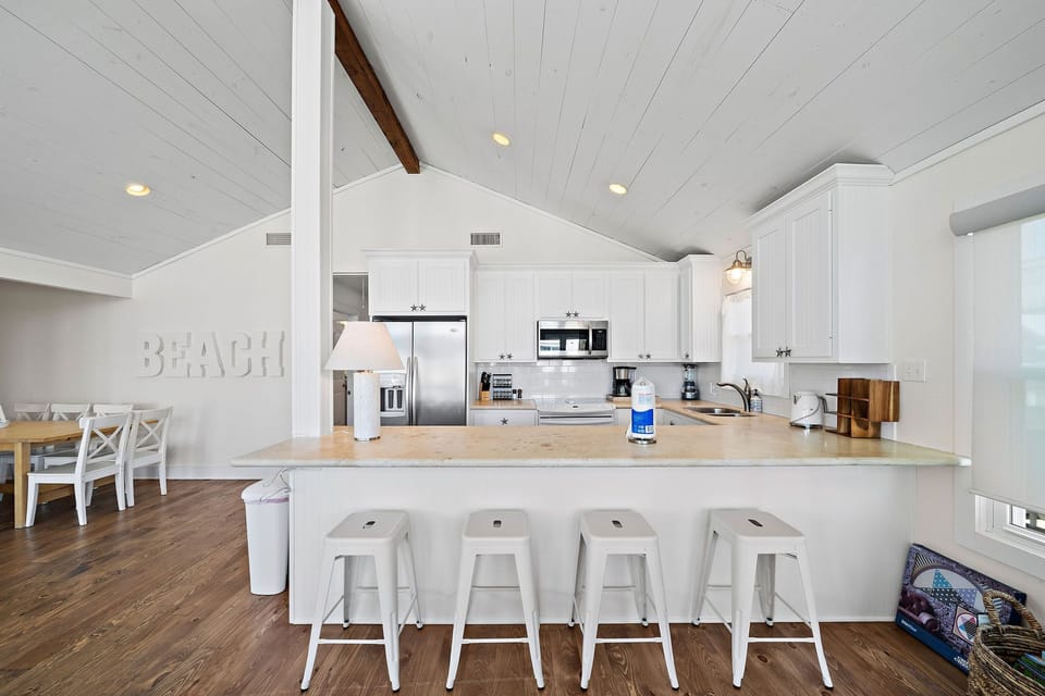 Kitchen - Countertop Seating for 4 - Second Floor