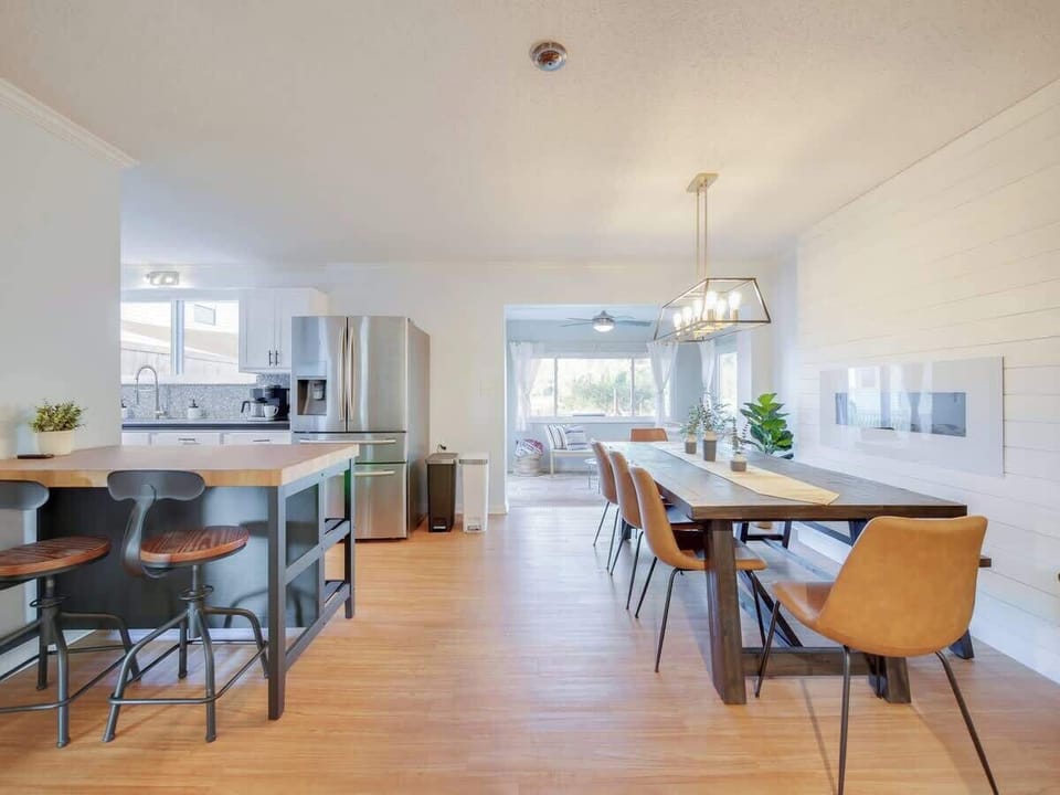 Enjoy a tasty beverage while kicking back in the bar stools. Here you can easily keep your pulse on any action in the kitchen, sun room, or dining area