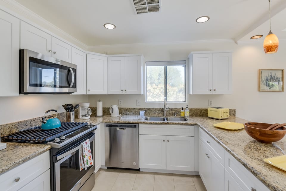 Serving Dishes, Toaster, 2 Kettles, Tableware, Cookware, Small Appliances