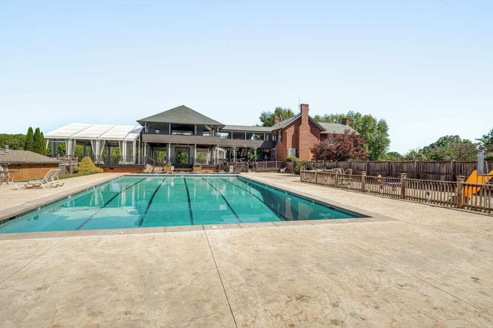 Community Amenities | Outdoor Pool
