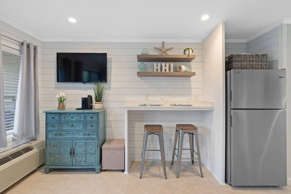Bar height dining/workspace, laptop-friendly, outlets