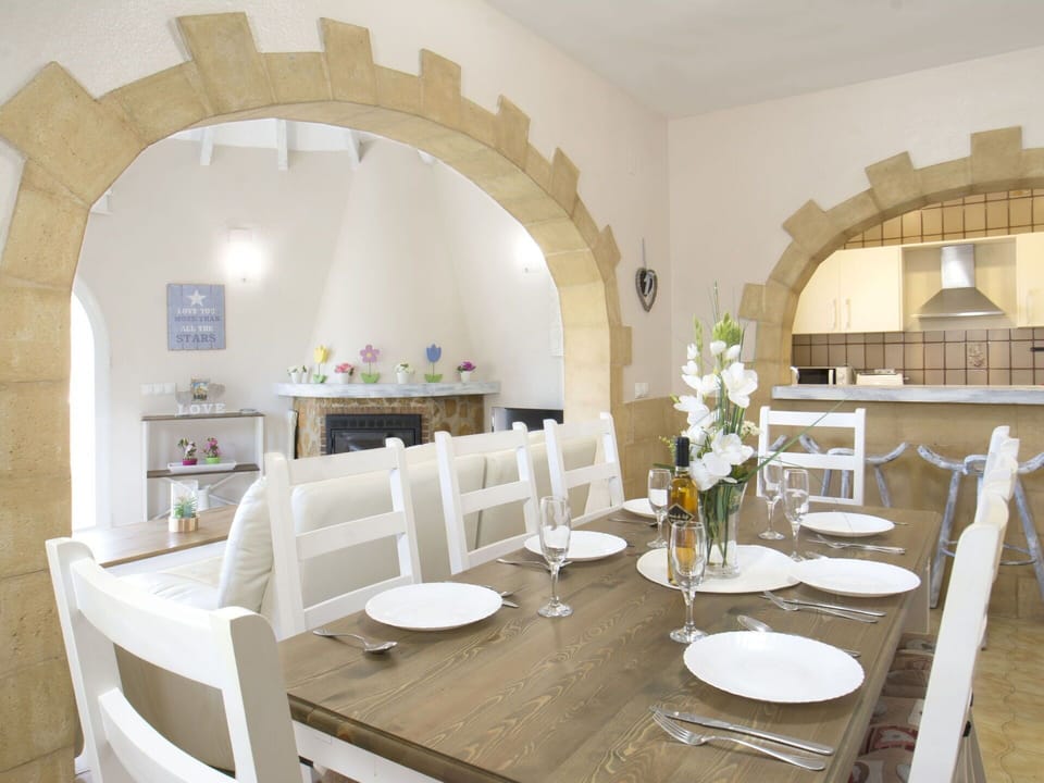 Table, Furniture, Property, Building, Decoration, Chair, Plant, Tableware, Interior Design, Floor